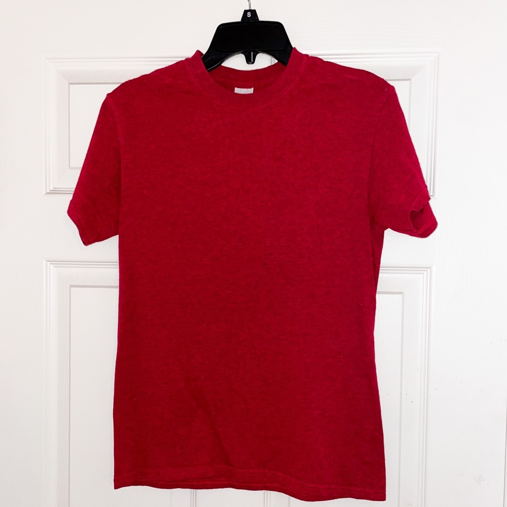 Red Gildan tshirt !